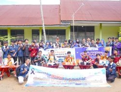 Universitas Islam Sumatera Barat Bersihkan Lumpur Pasca Bencana di SMA Negeri 9 Padang