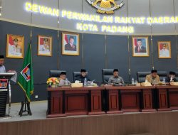 Sekwan DPRD Kota Padang Hendrizal Azhar membacakan laporan.
