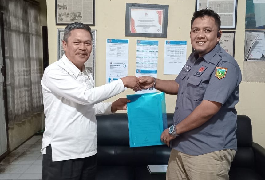 Supriyanto saat menyerahkan berkas pendaftaran Calon Ketua PWI Padangpanjang yang diterima Ketua PWI Padangpanjang, Selasa (09/12/2025).