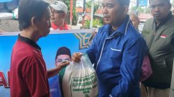 Ketua Fraksi PAN DPRD Pasaman Barat Syafridal menyerahkan bantuan beras kepada korban bencana di Pasaman Barat, Senin (08/12/2025).