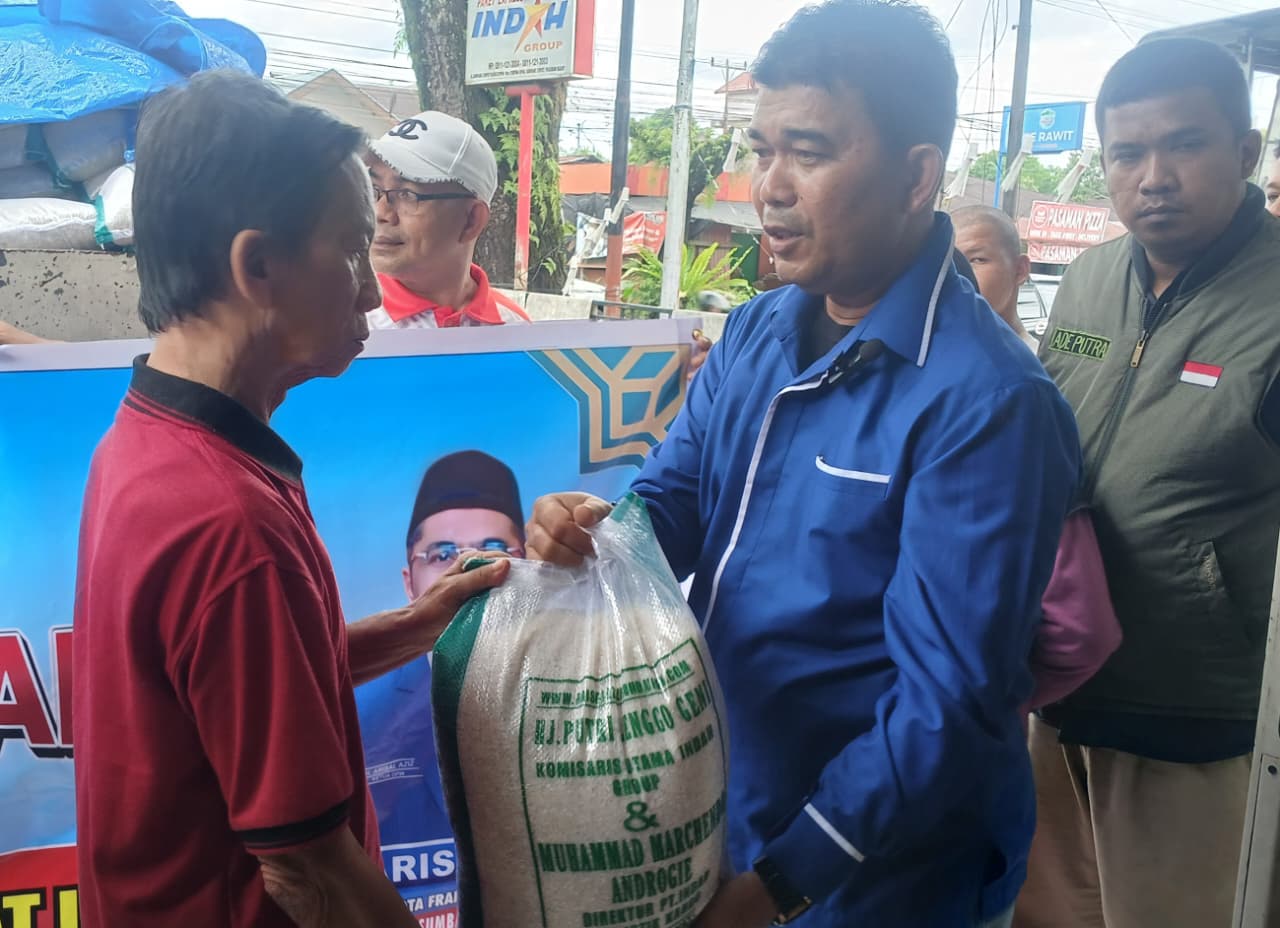 Ketua Fraksi PAN DPRD Pasaman Barat Syafridal menyerahkan bantuan beras kepada korban bencana di Pasaman Barat, Senin (08/12/2025).
