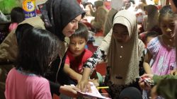 Tim Konseling UNP melakukan pendampingan kepada anak - anak yang terdampak banjir bandang di Jorong Bancah, Nagari Maninjau, Tanjung Raya, Agam.