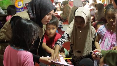 Tim Konseling UNP melakukan pendampingan kepada anak - anak yang terdampak banjir bandang di Jorong Bancah, Nagari Maninjau, Tanjung Raya, Agam.