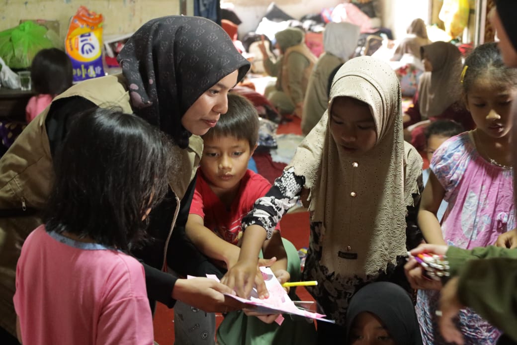 Tim Konseling UNP melakukan pendampingan kepada anak - anak yang terdampak banjir bandang di Jorong Bancah, Nagari Maninjau, Tanjung Raya, Agam.