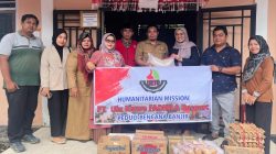 Penyaluran paket sembako dari PT. Ulu Kiawe Fadhila Resourc terhada masyarakat terdampak bencana, Selasa (02/12/2025).