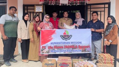 Penyaluran paket sembako dari PT. Ulu Kiawe Fadhila Resourc terhada masyarakat terdampak bencana, Selasa (02/12/2025).