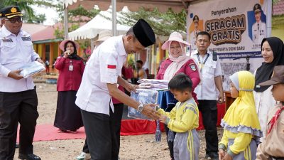 Diserahkan Wabup, 950 Siswa Terima Bantuan Seragam Gratis 