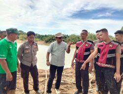 Wakil Ketua DPRD Kota Padang, Mastilizal Aye berbicara dengan aparat kepolisian yang membantu penangan bencana di Kampung Lapai, Nanggalo, Padang.