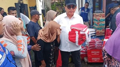 Wakil Ketua DPRD Kota Padang, Mastilizal Aye, meninjau lokasi korban kebakaran sekaligus menyerahkan bantuan dari Dinas Sosial dan Kementerian Sosial.
