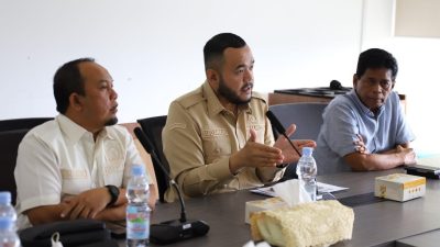 Wali Kota Padang Fadly Amran didampingi Ketua DPRD Muharlion saat memaparkan tentang percepatan penanganan banjir bandang yang terjadi di Kota Padang.