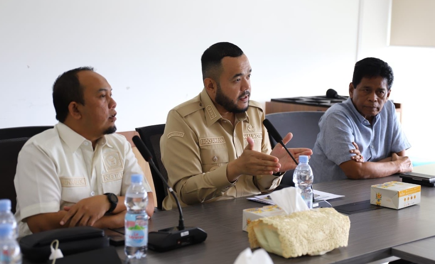 Wali Kota Padang Fadly Amran didampingi Ketua DPRD Muharlion saat memaparkan tentang percepatan penanganan banjir bandang yang terjadi di Kota Padang.