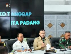 Wali Kota Padang Fadly Amran memimpin rapat koordinasi lintas sektor bersama Forkopimda. 1