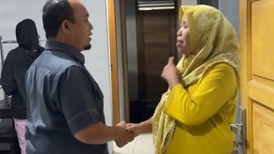 Warga Huntara Padang sarai menyambut Ketua DPRD Muharlion dengan baik.