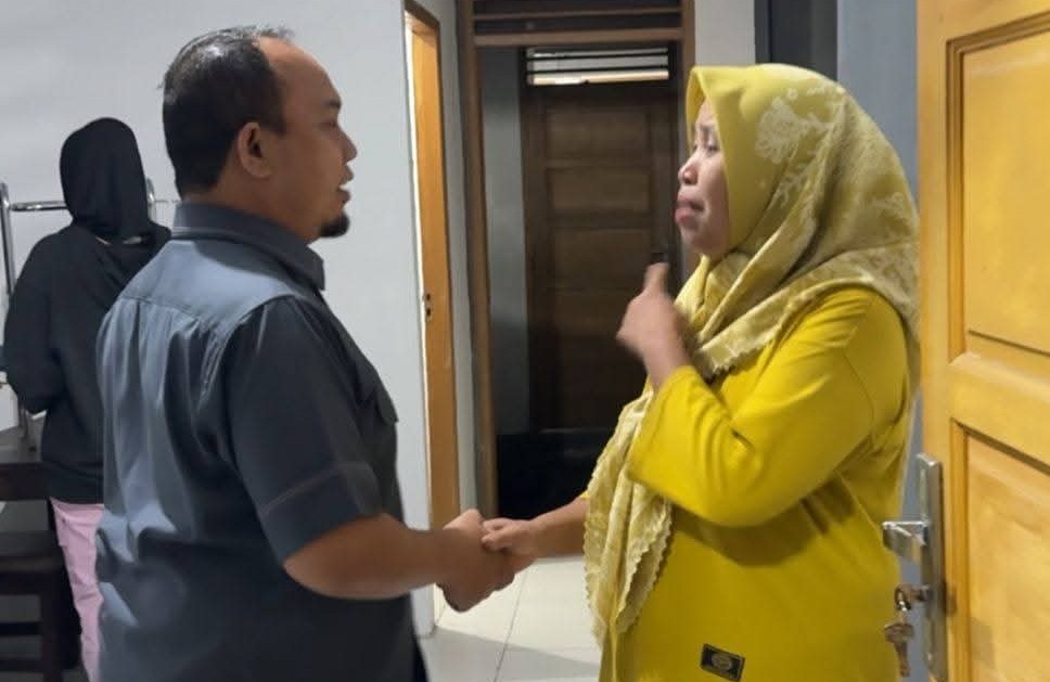 Warga Huntara Padang sarai menyambut Ketua DPRD Muharlion dengan baik.