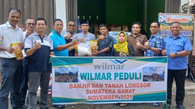 Penyerahan bantuan dari Wilmar Peduli yang dikoordinir Group Estate Manager Wilmar Pasaman Barat Indra Arman, Rabu (03/12/2025).