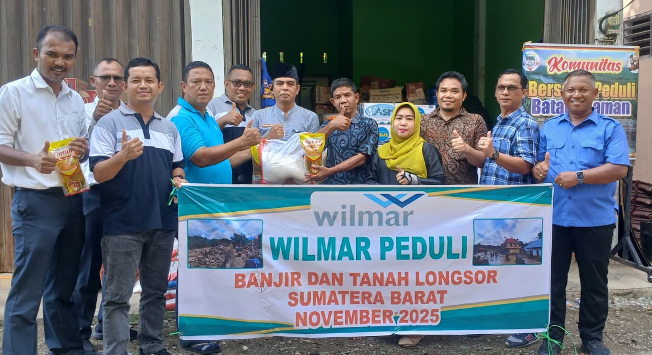 Penyerahan bantuan dari Wilmar Peduli yang dikoordinir Group Estate Manager Wilmar Pasaman Barat Indra Arman, Rabu (03/12/2025).
