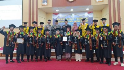Lulusan STAI YPK Imam Bonjol Padangpanjang usai prosesi wisuda, Minggu (14/12/2025).