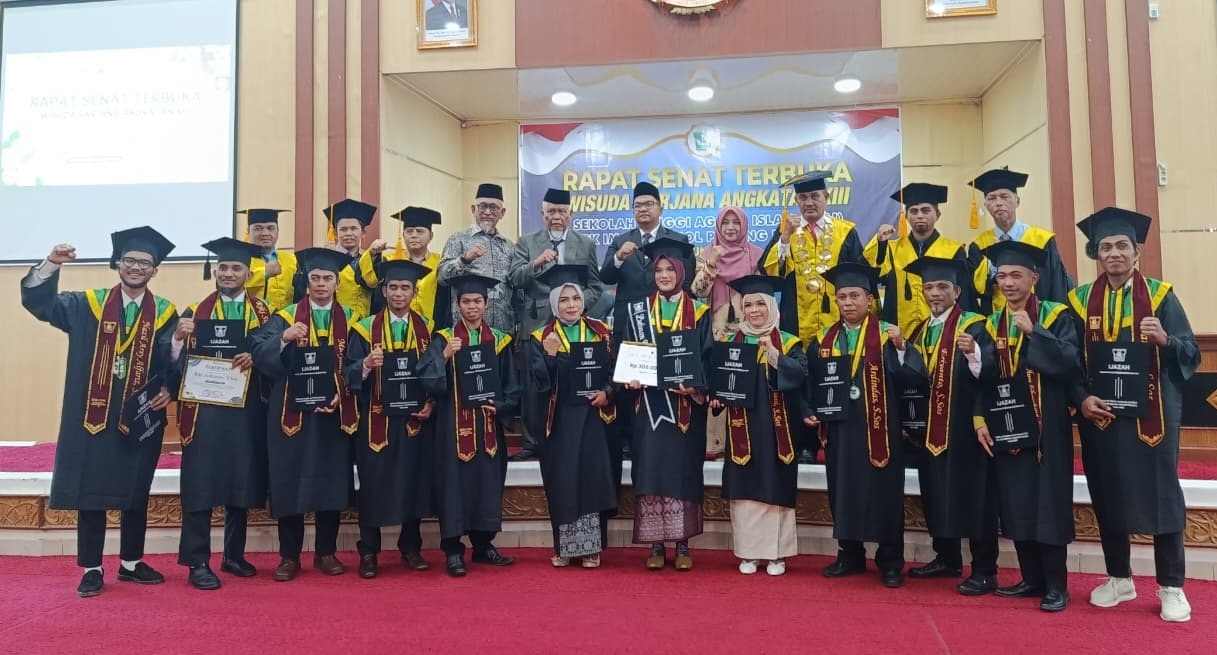 Lulusan STAI YPK Imam Bonjol Padangpanjang usai prosesi wisuda, Minggu (14/12/2025).