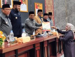 Penyerahan Pandangan Umum Fraksi kepada Ketua DPRD Padang Muharlion