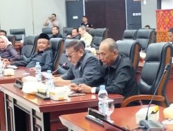 Anggoat DPRD Kota Padang ketika mengikuti Sidang Paripurna Persetujuan Ranperda Penyelenggaraan Pangan