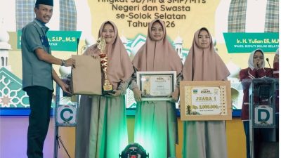 Wakil Bupati Solok Selatan H Yulian Efi, menyerahkan hadiah kepada Hafizah SMP Plus Darusshaleh.