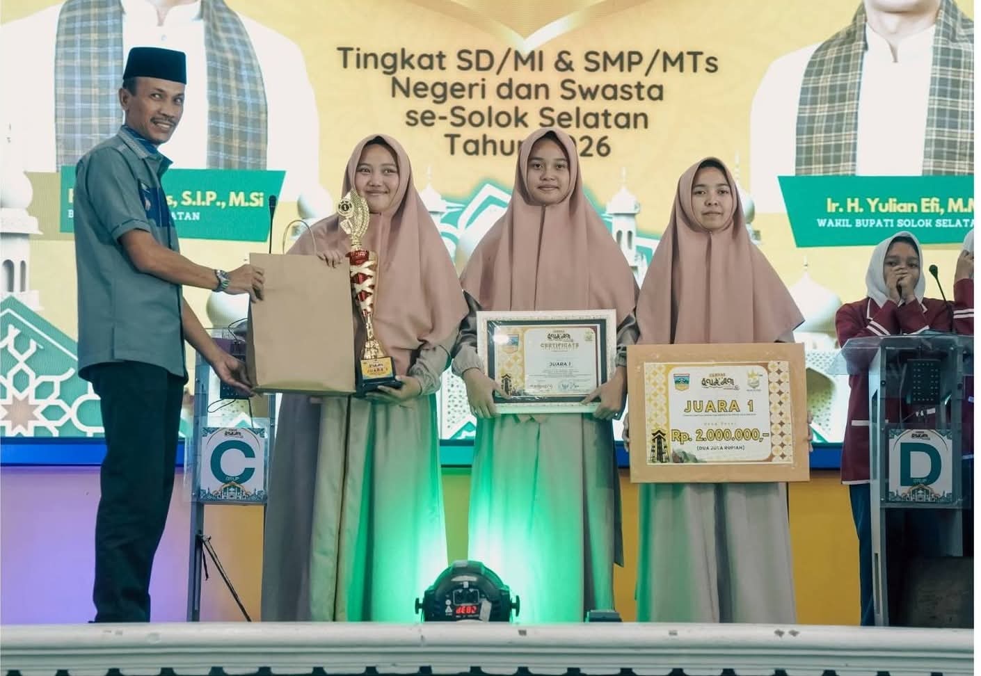 Wakil Bupati Solok Selatan H Yulian Efi, menyerahkan hadiah kepada Hafizah SMP Plus Darusshaleh.