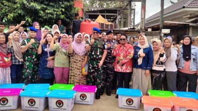 Penyerahan bantuan tali asih kepada korban terdampak banjir bandang di wilayah Nanggalo, Padang oleh Alumni Akabri 94, Kamis (15/01/2026). 