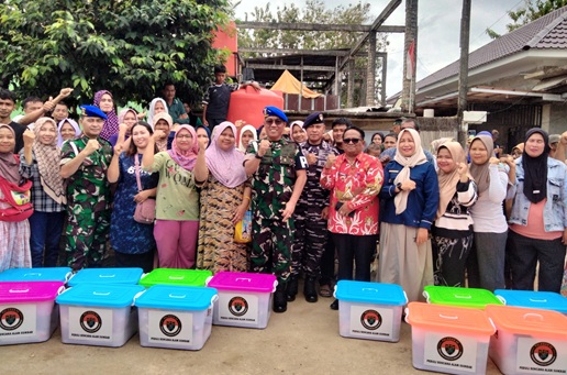 Penyerahan bantuan tali asih kepada korban terdampak banjir bandang di wilayah Nanggalo, Padang oleh Alumni Akabri 94, Kamis (15/01/2026). 