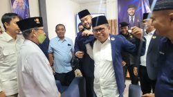 Ketua DPW NasDem Sumbar Fadly Amran memasangkan jas Partai NasDem kepada Imhar Dt. Bijo yang menyatakan bergabung dengan DPD NasDem Limapuluh Kota.