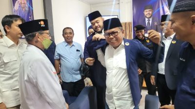 Ketua DPW NasDem Sumbar Fadly Amran memasangkan jas Partai NasDem kepada Imhar Dt. Bijo yang menyatakan bergabung dengan DPD NasDem Limapuluh Kota.