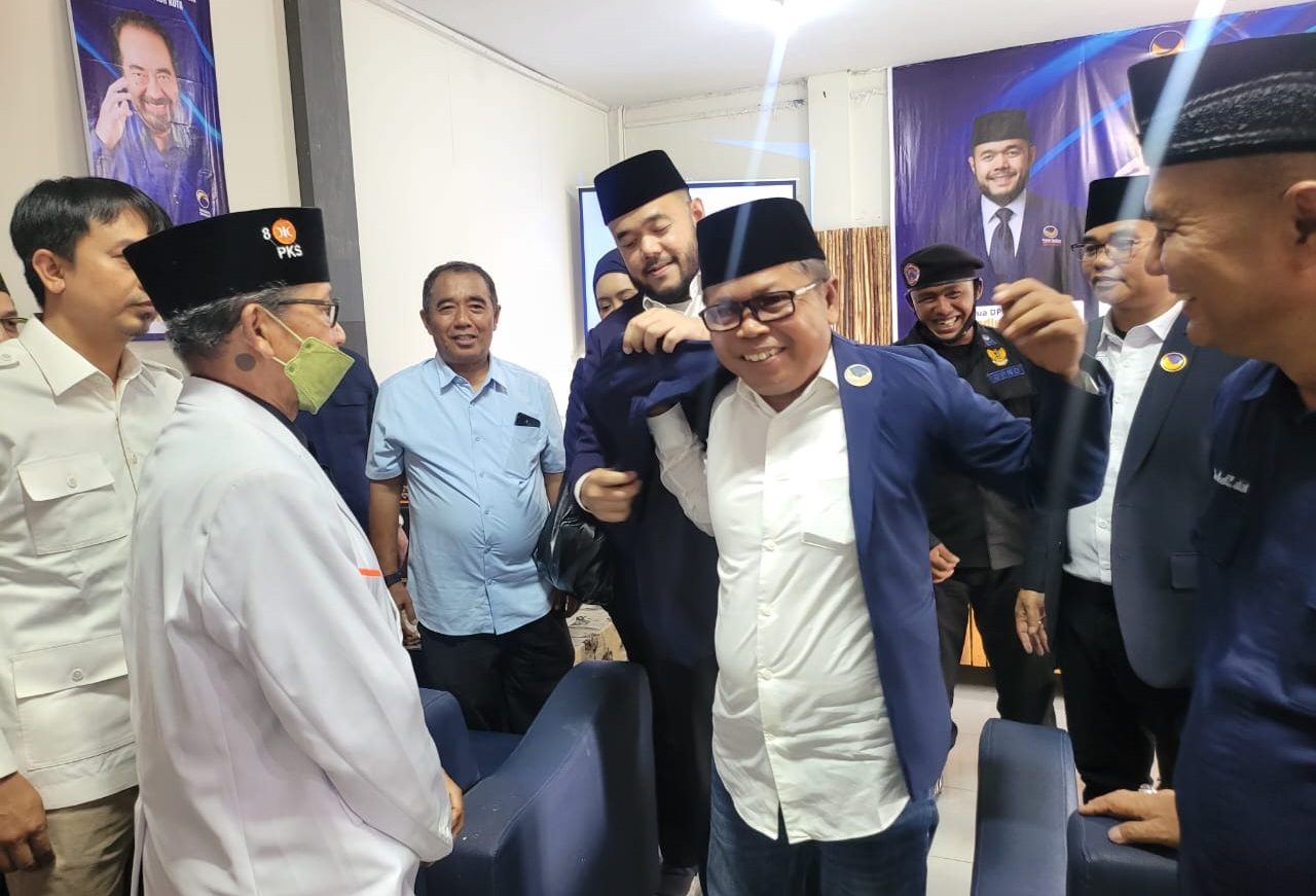 Ketua DPW NasDem Sumbar Fadly Amran memasangkan jas Partai NasDem kepada Imhar Dt. Bijo yang menyatakan bergabung dengan DPD NasDem Limapuluh Kota.
