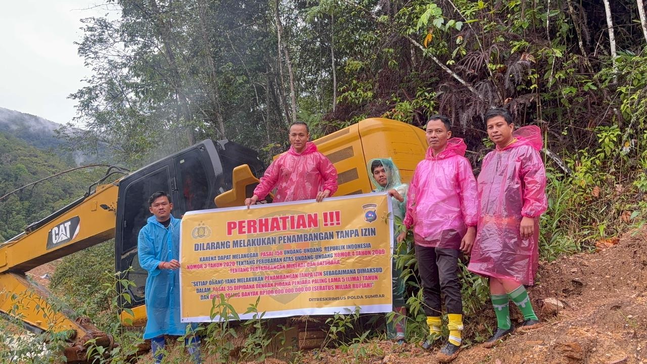 Personil Polres Solok bersama tim gabungan dari Ditreskrimsus Polda Sumatera Barat menindak aktivitas tambang emas ilegal di Jorong Kubak Raok, Nagari Supayang, Payung Sekaki, Kamis (08/01/2026).