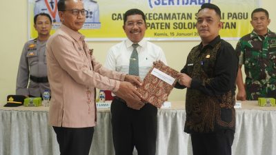 Adila Rekriyaldi, S.Sos saat menerima memori tugas dari mantan Camat Sungai Pagu Ibrahim disaksikan Asisten I Bidang Pemerintahan dan Kesra Drs H. Efi Yandri, M.Si.