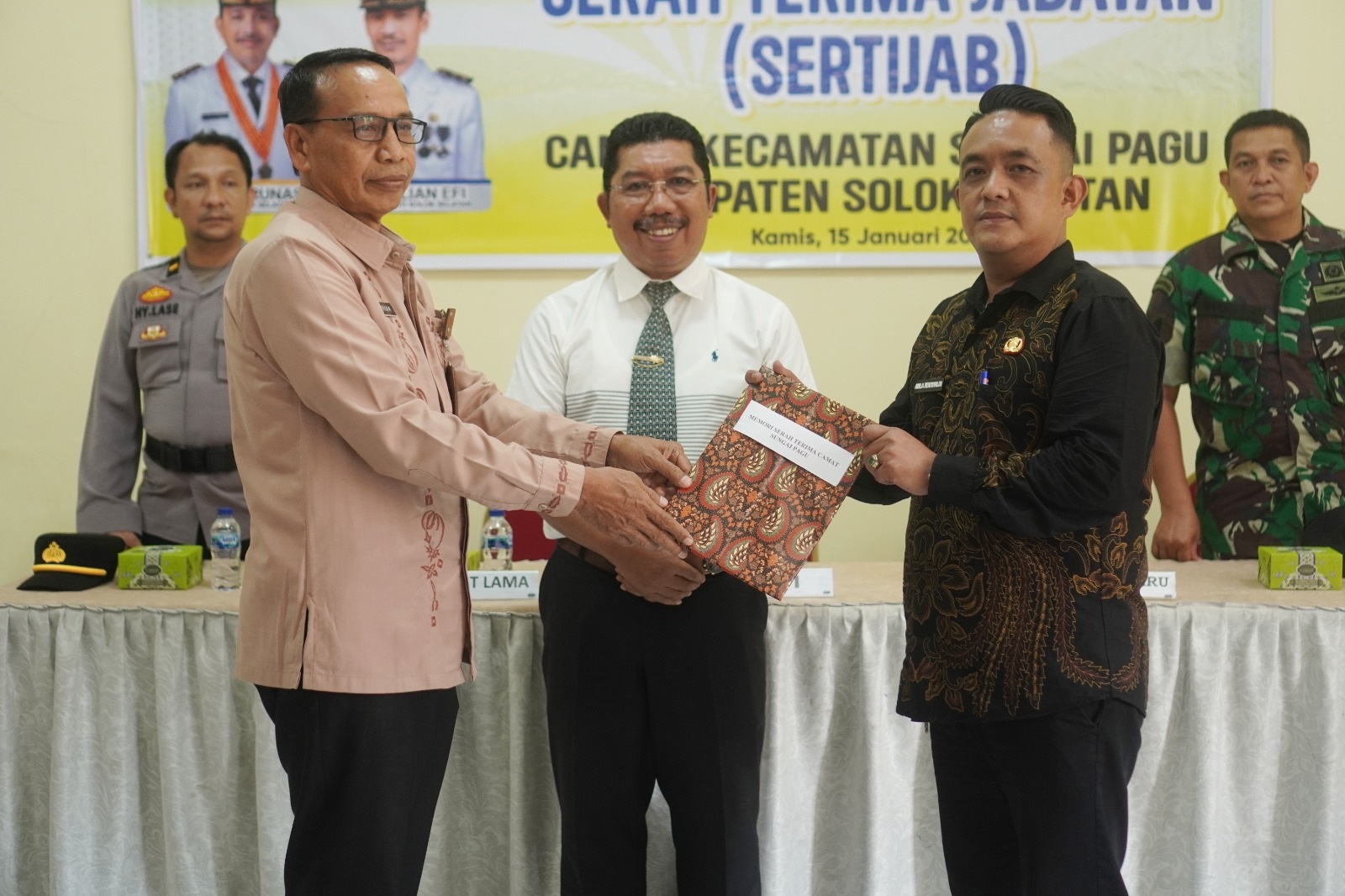 Adila Rekriyaldi, S.Sos saat menerima memori tugas dari mantan Camat Sungai Pagu Ibrahim disaksikan Asisten I Bidang Pemerintahan dan Kesra Drs H. Efi Yandri, M.Si.