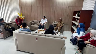 Ketua DPRD Kota Padang Muharlion melakukan audiensi Universitas Tamansiswa Padang di Ruang Ketua DPRD Kota Padang.