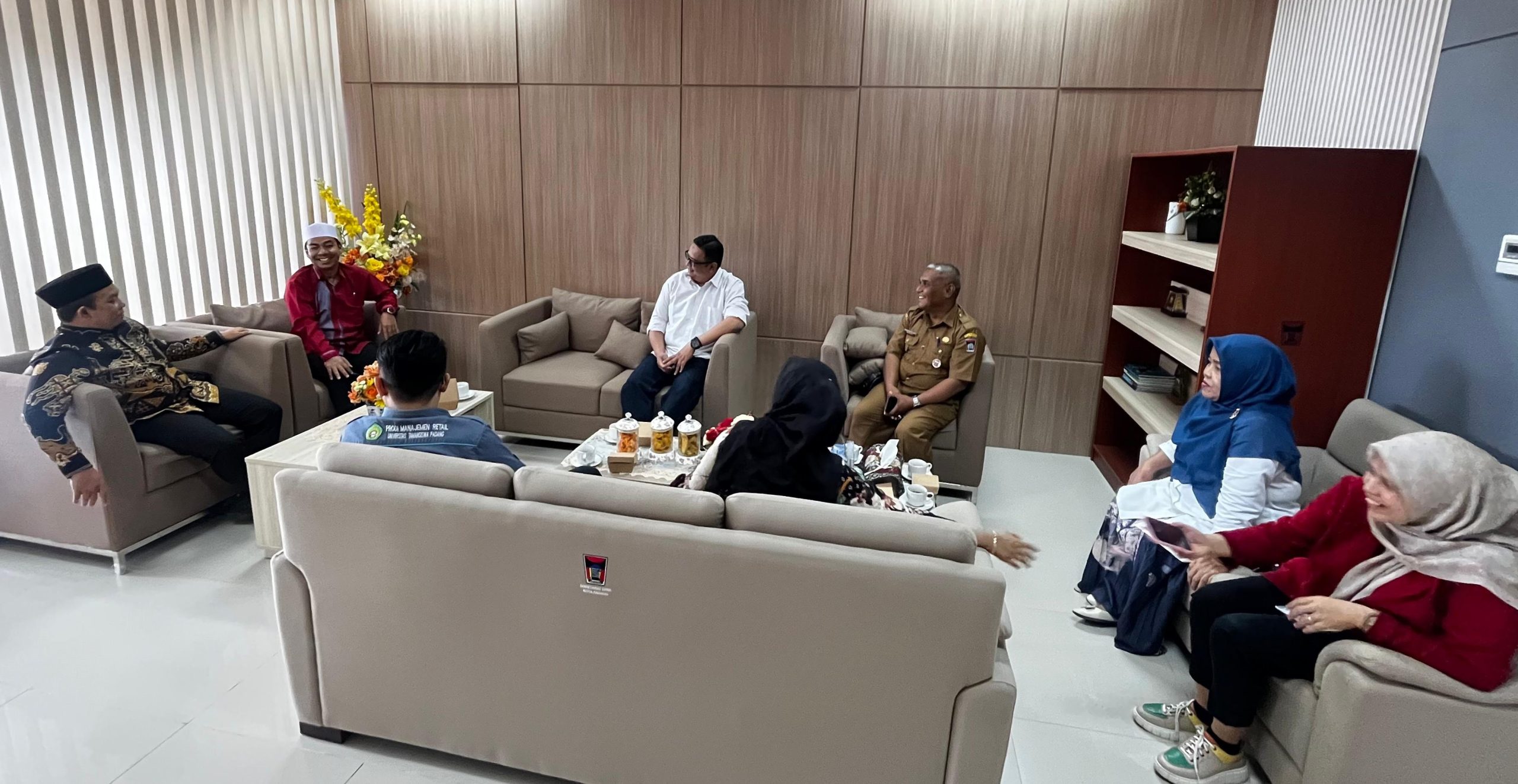 Ketua DPRD Kota Padang Muharlion melakukan audiensi Universitas Tamansiswa Padang di Ruang Ketua DPRD Kota Padang.