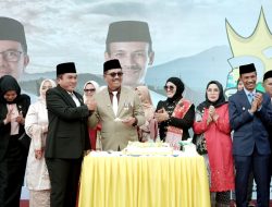 Bupati Solok Selatan H. Khairunas menyerahkan potongan kue HUT Solok Selatan kepada Ketua DPRD Martius