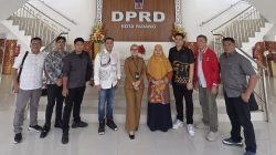 Rombongan Komisi II DPRD Pematangsiantar disambut langsung oleh Kasubag Humas dan Protokoler DPRD Kota Padang, Suzi Helda.