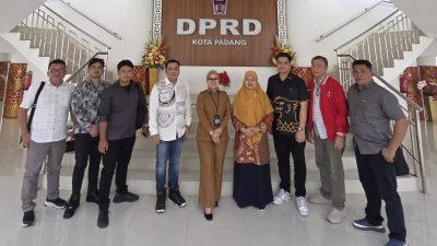 Rombongan Komisi II DPRD Pematangsiantar disambut langsung oleh Kasubag Humas dan Protokoler DPRD Kota Padang, Suzi Helda.