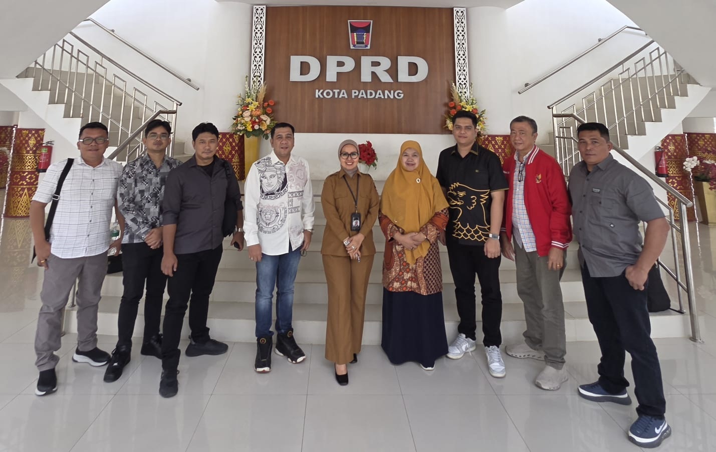 Rombongan Komisi II DPRD Pematangsiantar disambut langsung oleh Kasubag Humas dan Protokoler DPRD Kota Padang, Suzi Helda.