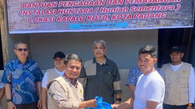 Direktur Eksekutif MKI Pusat Abdul Haris menyerahkan secara simbolis paket instalasi listrik Huntara di Koto Tuo, Pauah, Padang.