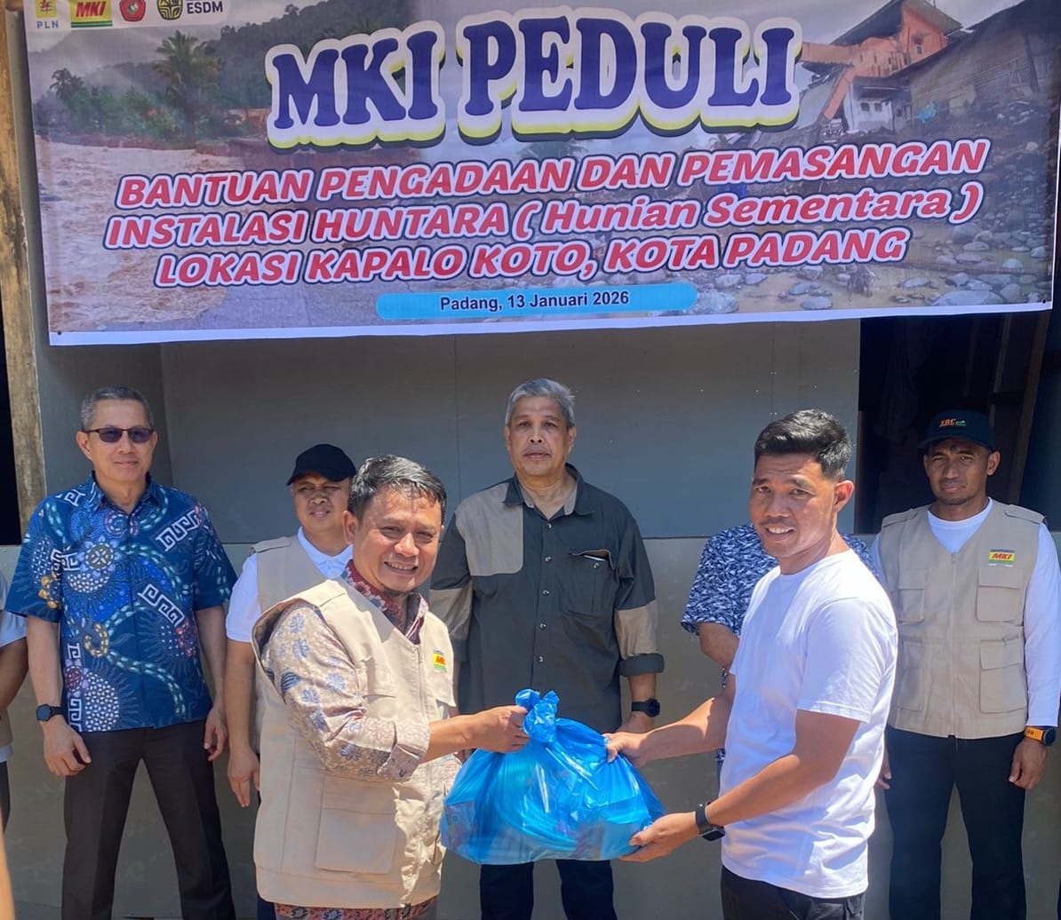 Direktur Eksekutif MKI Pusat Abdul Haris menyerahkan secara simbolis paket instalasi listrik Huntara di Koto Tuo, Pauah, Padang.