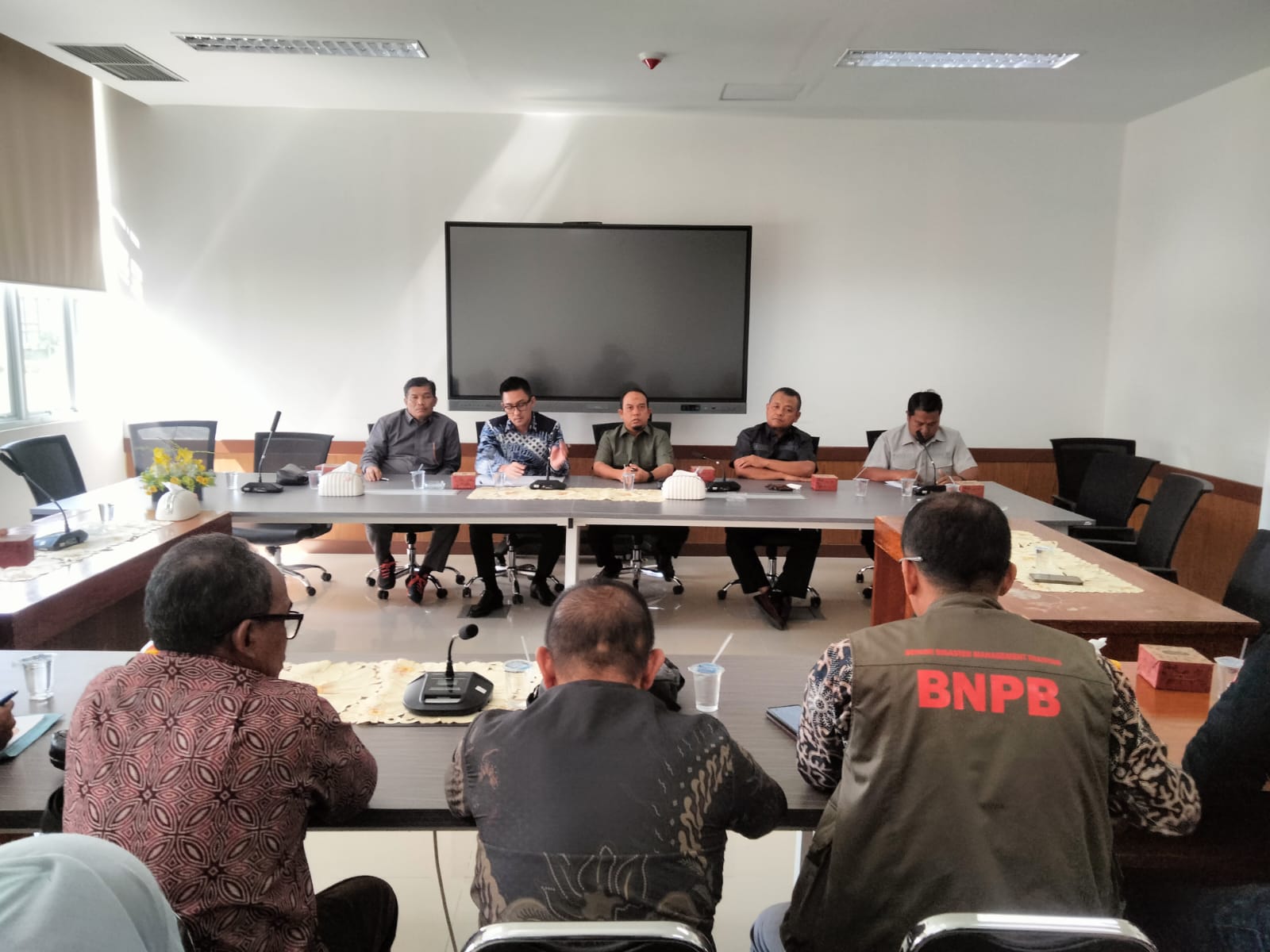 Suasana Hearing Komisi II DPRD Kota Padang dengan Dinas Perkim dan Perumda Air Minum Kota Padang, Kamis (22/01/2026).