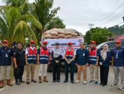 PT Semen Padang Salurkan 200 Zak Semen untuk Pengerasan Jalan Alternatif Pascabanjir Bandang di Lambung Bukit