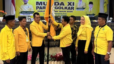 Joni Putra menerima pataka usai ditetapkan sebagai ketua DPD Partai Golkar Kabupaten Agam, Rabu (21/01/2026).