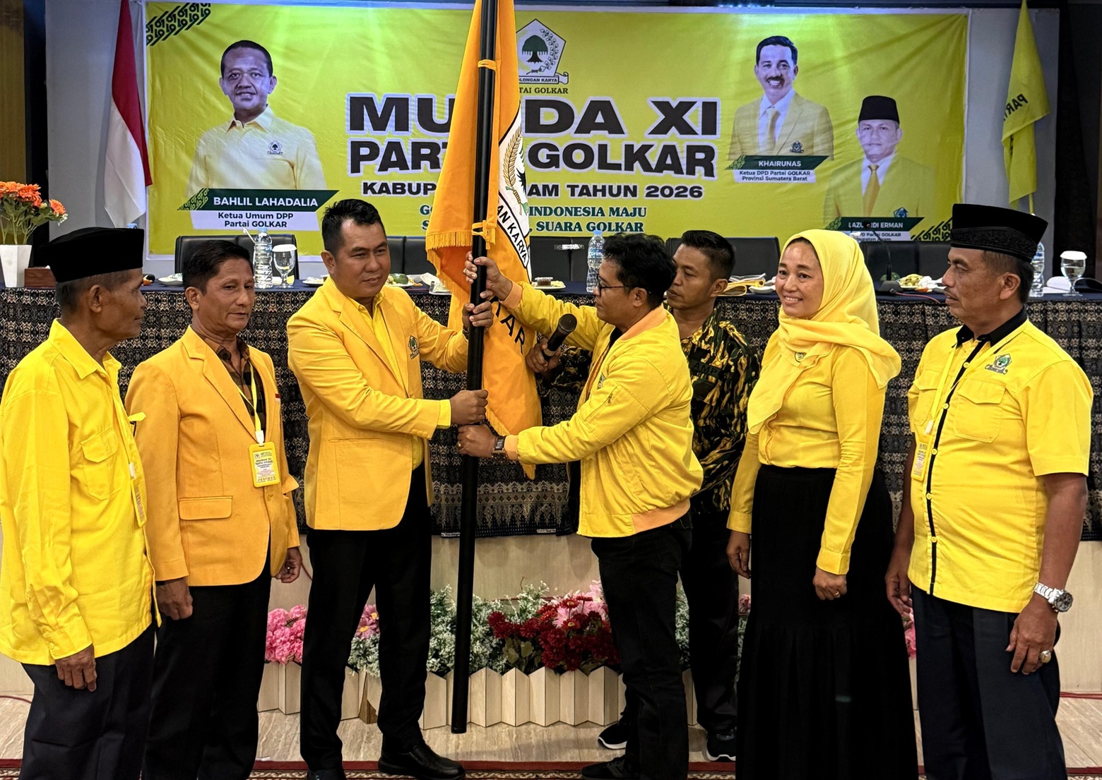 Joni Putra menerima pataka usai ditetapkan sebagai ketua DPD Partai Golkar Kabupaten Agam, Rabu (21/01/2026).