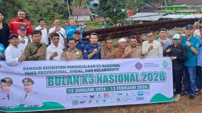 Estate Maneger PT. Anam Koto Herry Susanto didampingi Wa Koord Pam Paisal saat mengikuti Peringatan Bulan K3 di Kecamatan Talamau, Senin (12/01/2026).