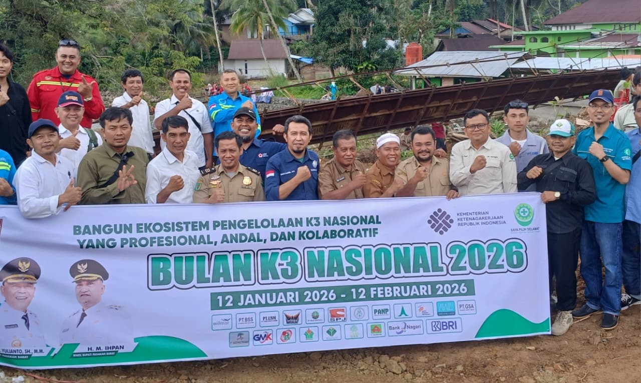 Estate Maneger PT. Anam Koto Herry Susanto didampingi Wa Koord Pam Paisal saat mengikuti Peringatan Bulan K3 di Kecamatan Talamau, Senin (12/01/2026).