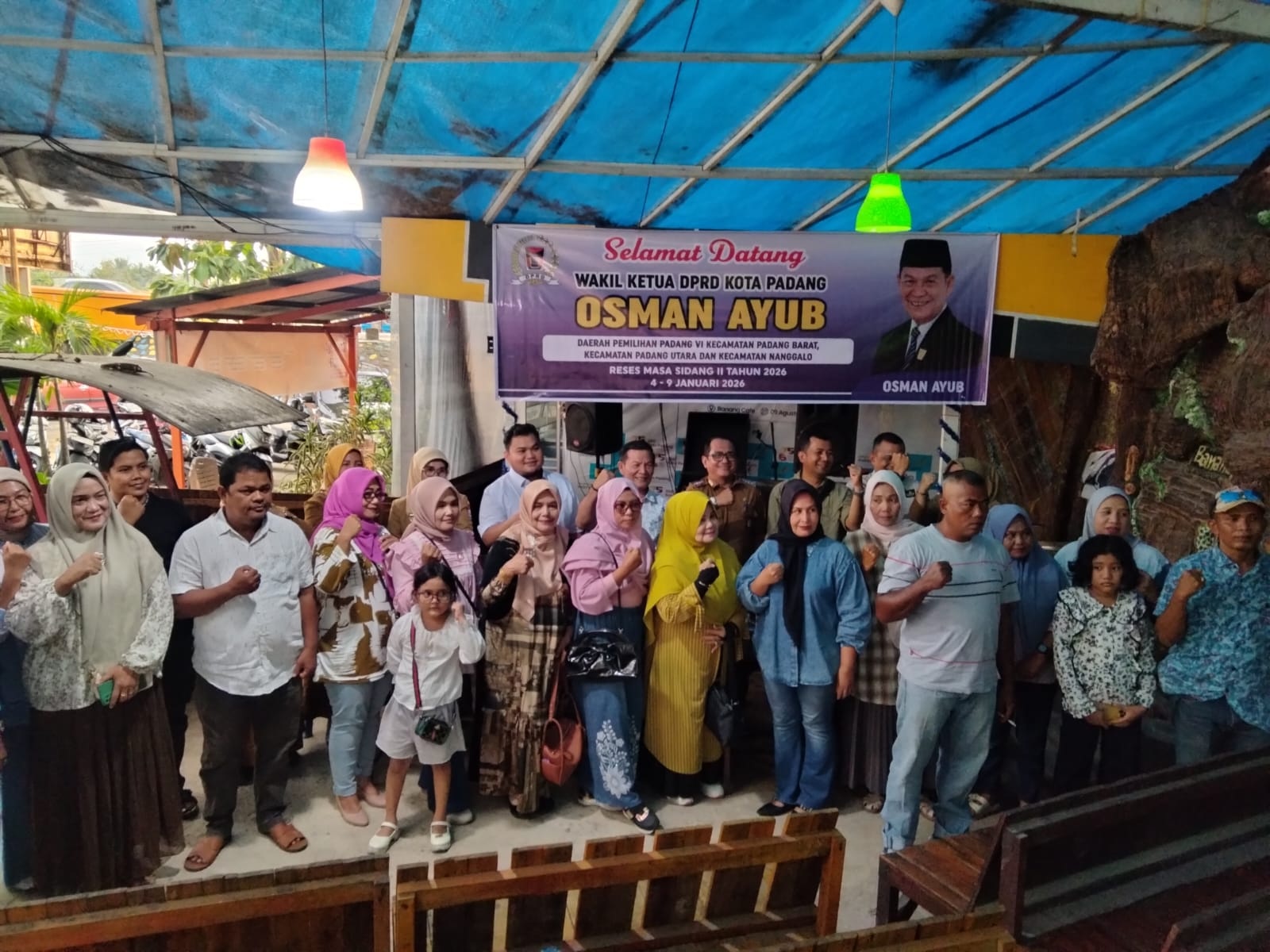 Anggota DPRD Kota Padang Osman Ayub saat melaksanakan Reses Masa Sidang II di Benang Cafe, Siteba.