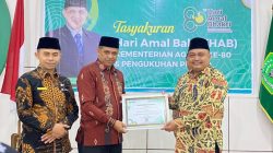 Kepala Kantor Kementerian Agama Kabupaten Solok Selatan Fitriyoni, SH., MH menerima Piagam Penghargaan Satker terbaik oleh Kepala Kantor Kementerian Agama Wilayah Sumatera Barat H.  Mustafa, MA.